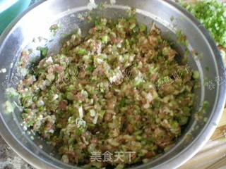 芹菜猪肉大馅水饺的做法步骤:3