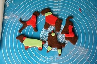 穿着毛衣的圣诞狗狗饼干的做法步骤:17