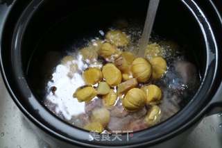 山药板栗炖土鸡的做法步骤:2