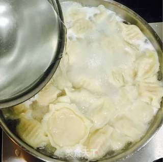 酸菜饺子的做法步骤:12