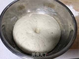 芝心牛肉披萨的做法步骤：1