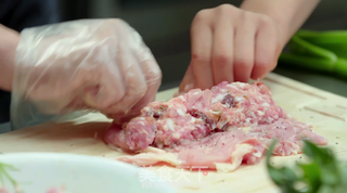 蒸烤鸡胸鸡腿猪肉卷的做法步骤:2