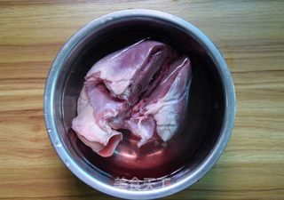 党参桂圆猪心汤的做法步骤:2