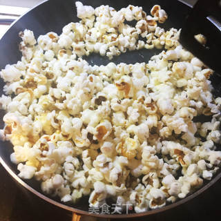 自制焦糖味爆米花——休闲小零食看电影必备的做法步骤:8