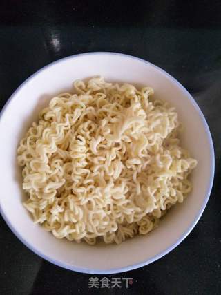 辣白菜五花肉炒辛拉面的做法步骤:2