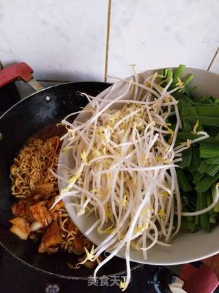 辣白菜五花肉炒辛拉面的做法步骤:6