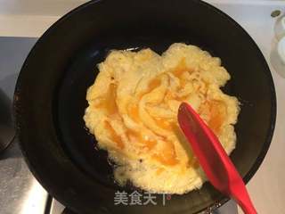 农家蒜苗胡萝卜炒鸡蛋的做法步骤：4