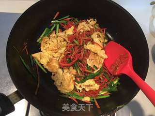 农家蒜苗胡萝卜炒鸡蛋的做法步骤:9