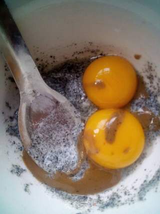 低糖的黑芝麻咸蛋糕的做法步骤:3