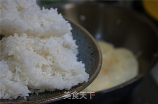 金枪鱼虾仁炒饭的做法步骤:3