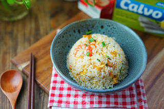 金枪鱼虾仁炒饭的做法步骤:7