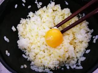 黄金炒饭的做法步骤：2