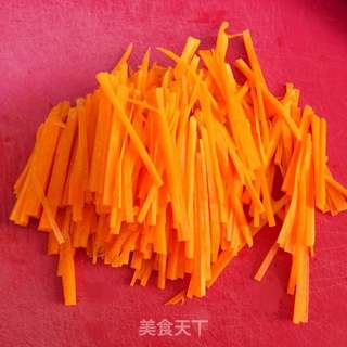 金枪鱼紫菜包饭的做法步骤:2