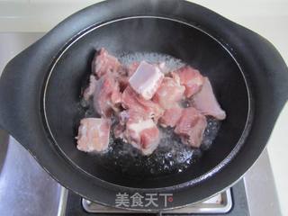 香菇千张结烧排骨的做法步骤：2