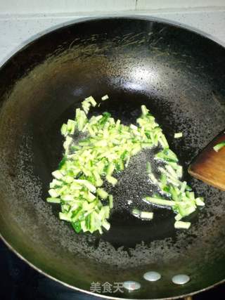 黄瓜丁炒饭的做法步骤：2