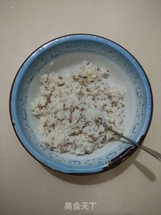 三文鱼肠饭团的做法步骤：2