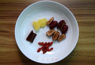 红枣桂香鸡蛋糖水的做法步骤:2