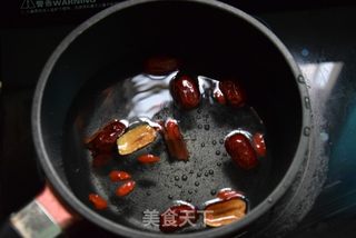 红枣桂香鸡蛋糖水的做法步骤:3