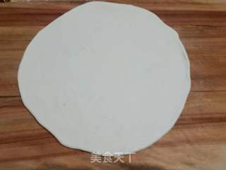 鹌鹑蛋什锦披萨的做法步骤:2