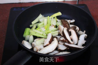 麻油爆炒红极参的做法步骤:5