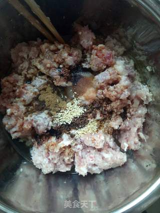 猪肉酸菜馅水饺的做法步骤:2
