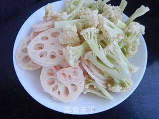 肉片蔬菜焖锅的做法步骤：2