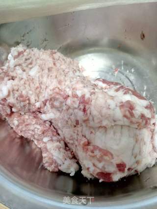 御寒美食-猪肉酸菜水饺的做法步骤:2