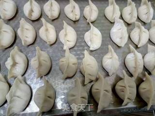 御寒美食-猪肉酸菜水饺的做法步骤:9