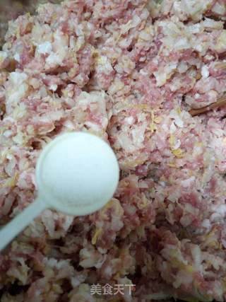 猪肉酸菜馅饺子的做法步骤:2