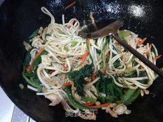 青菜鸡蛋肉丝炒面的做法步骤:16