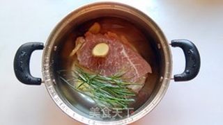 牛肉粉丝砂锅的做法步骤:2