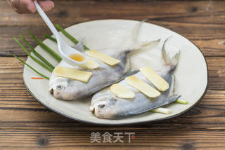 葱油银鲳的做法步骤:2