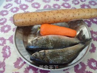 胡萝卜山药鲫鱼汤的做法步骤：1