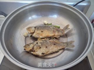 胡萝卜山药鲫鱼汤的做法步骤：7