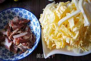 白菜猪肉炖宽粉的做法步骤:2