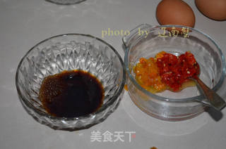 剁椒煎蛋,好抢手好下饭的做法步骤:2