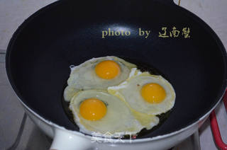 剁椒煎蛋,好抢手好下饭的做法步骤:3
