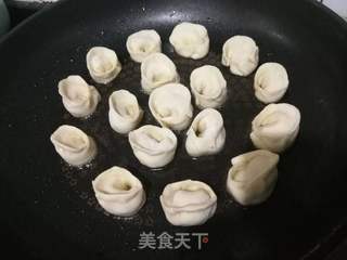 鸡蛋美食：黄金抱饺的做法步骤：2