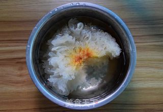 鸡蛋银耳玉米羹的做法步骤:2