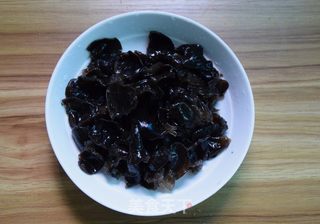 剁椒木耳炒鸡蛋的做法步骤:2