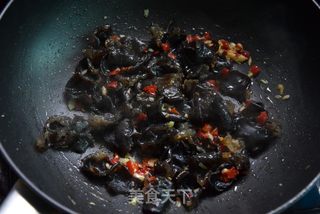 剁椒木耳炒鸡蛋的做法步骤:8