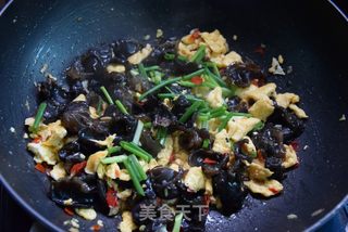 剁椒木耳炒鸡蛋的做法步骤:9