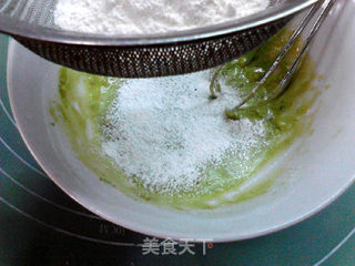 #鸡蛋美食# 纸杯牛油果戚风蛋糕的做法步骤:5