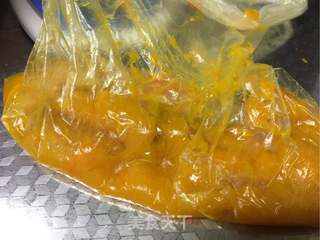 南瓜豆沙花卷的做法步骤:2