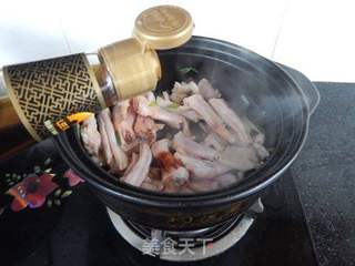 砂锅鸭掌煲的做法步骤:6