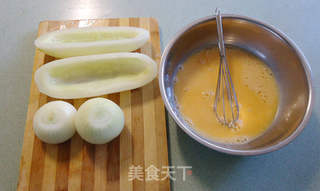 鸡蛋黄瓜洋葱蒸饺的做法步骤：2