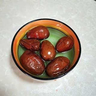 红枣萝卜排骨汤的做法步骤:2