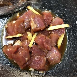 菠萝咕噜肉的做法步骤:2