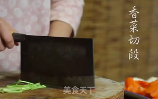 潮音潮人:胡萝卜荸荠猪骨汤的做法步骤:2