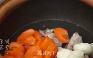潮音潮人:胡萝卜荸荠猪骨汤的做法步骤:5